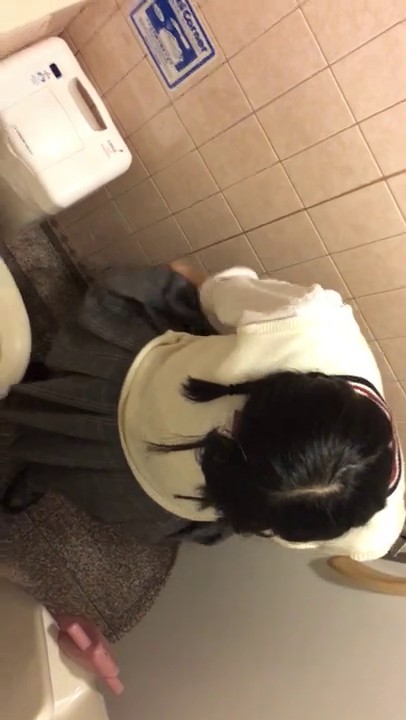 体育俱乐部游泳馆更衣室偷拍年轻的学妹2