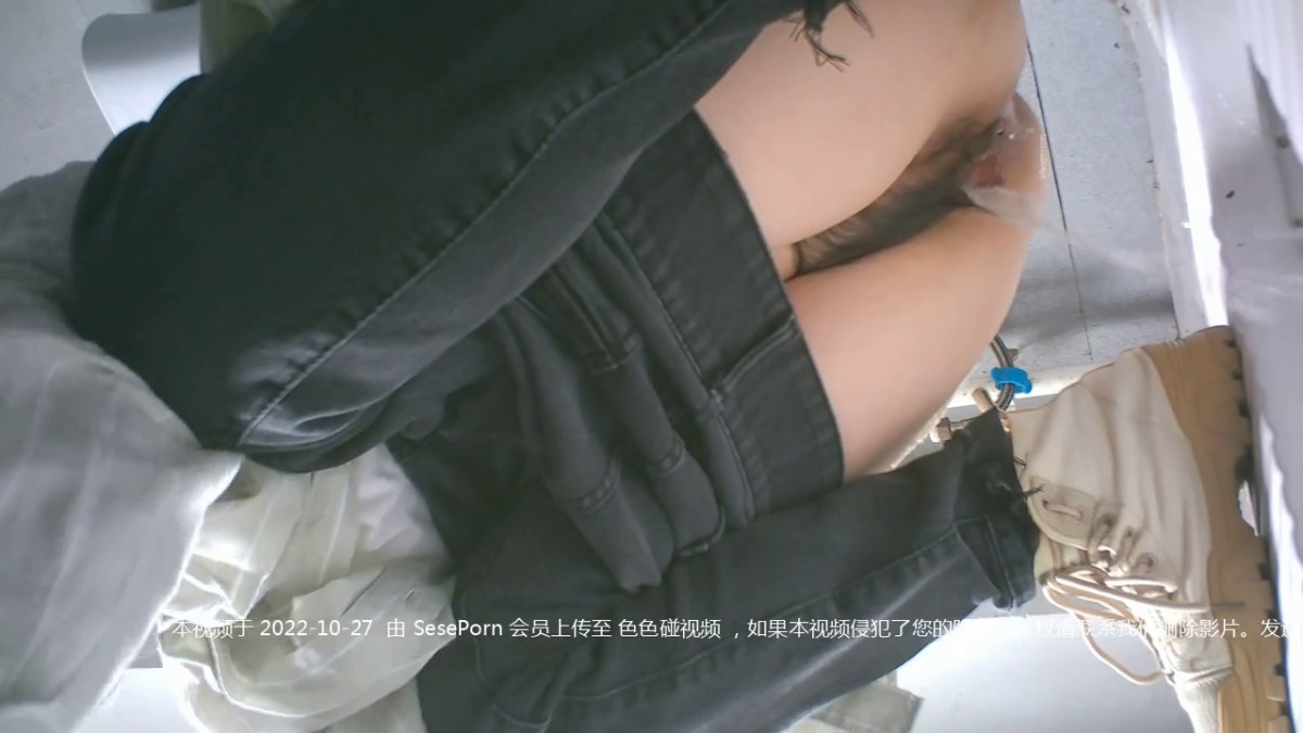 商场女厕全景偷拍 破洞牛仔少妇的极品小黑鲍