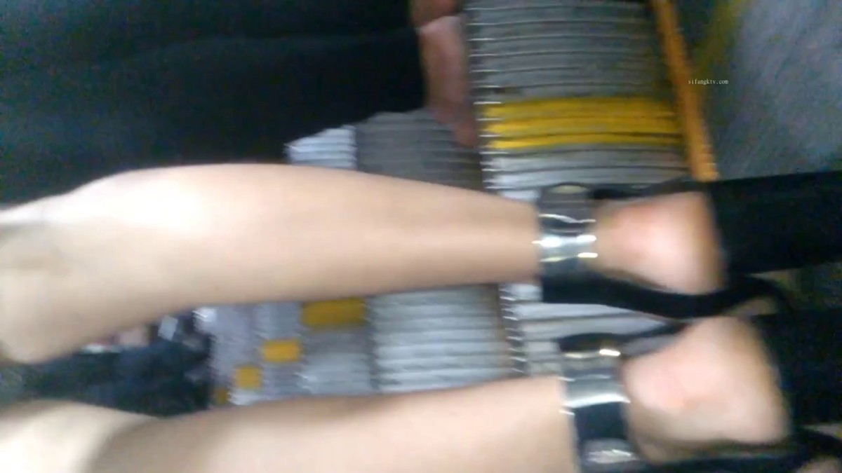 地铁、商场尾随贴身抄底多位气质小姐姐裙内~各种亮点不断~想不到满大街内骚婊-几乎赤裸薄纱白丁内