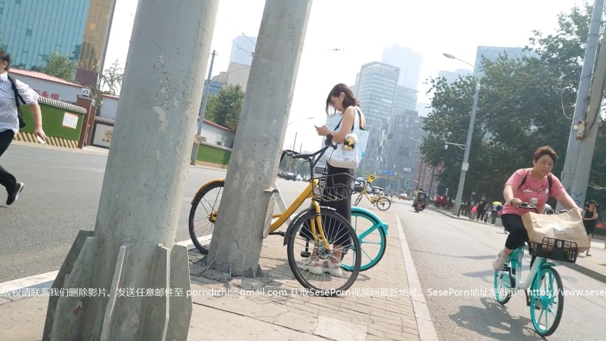 地铁、商场尾随贴身抄底多位气质小姐姐裙内~各种亮点不断~想不到满大街内骚婊-吊带黑长裙白窄内靓妹