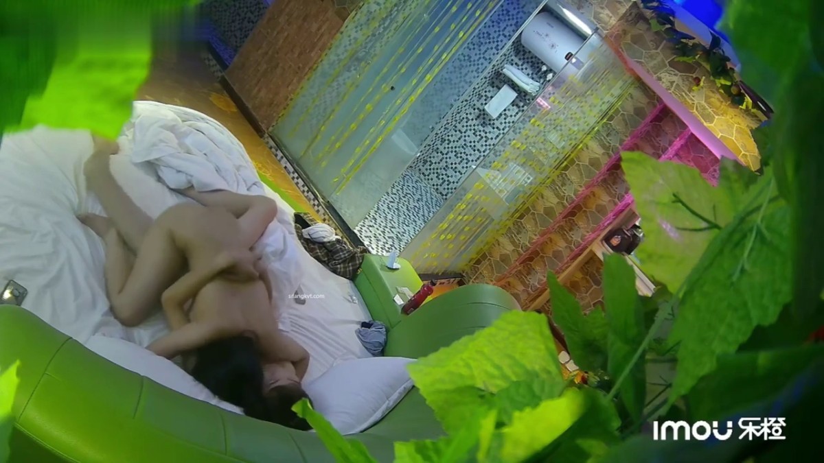 2022-10月流出乐橙酒店精品绿叶房高清偷拍 大学生情侣开房蜜桃臀女友被大屌男友猛力暴插