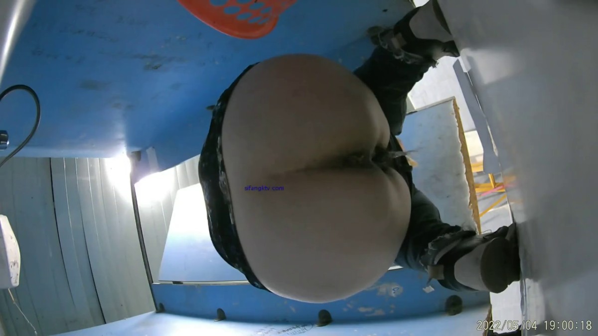 国内厕拍大神潜入纸箱厂隔板女厕全景后拍女工尿尿性感大屁股