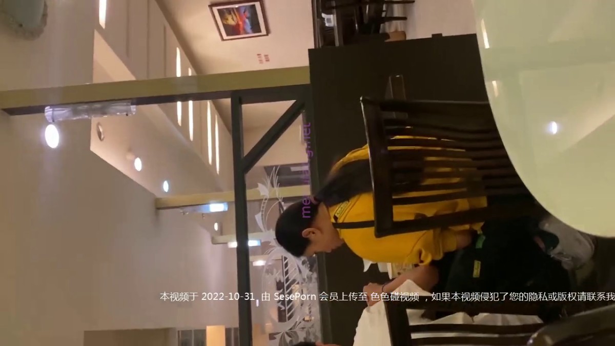 小吃店全景偷拍 B上粘了一块纸巾的小美女