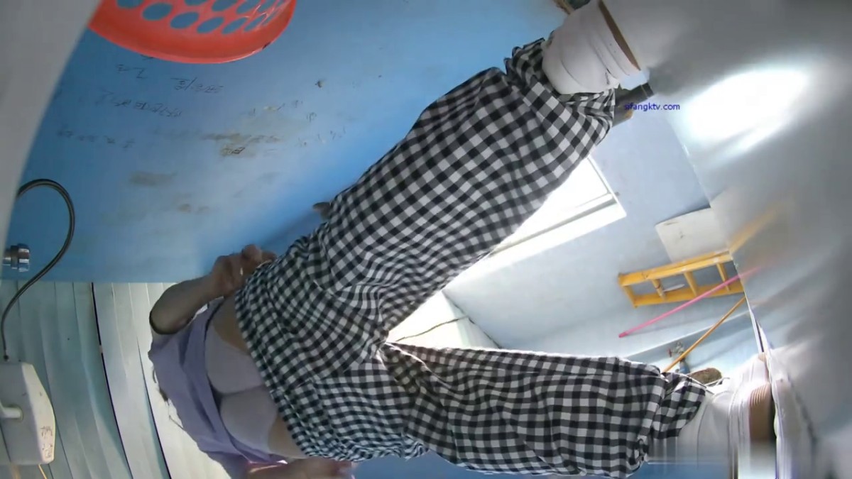 新流出国内厕拍大神潜入纸箱厂女厕全景后拍 工尿尿格子裤美眉肚子不舒服接连上厕所