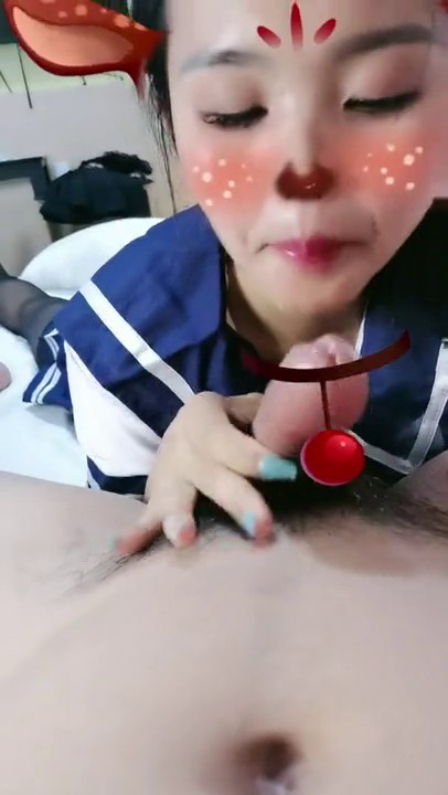 乖乖的小骚女露脸让小哥调教，黑丝制服诱惑让小哥刮阴毛修一修舔一舔