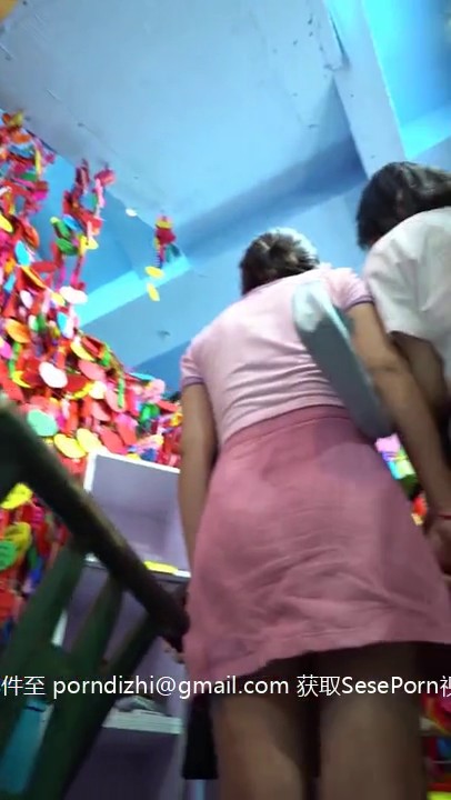 步行街、超市、商场贴身偸拍数位小姐姐神秘裙底 (2)