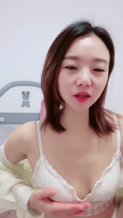 骚妇下海 【蜜球】丝袜开档~道具跳蛋自慰~摸奶揉穴 情到深处水自喷！狂射