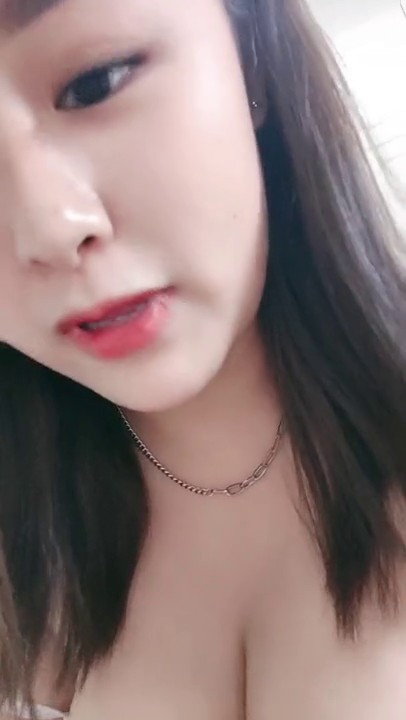 在职大学生露脸高颜值大秀直播，听狼友指挥揉捏骚奶子发骚伸着舌头要舔狼友大鸡巴