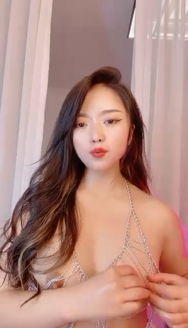 爆乳肥臀网红女神！新人下海肉欲十足！撩起裙子假屌插肥穴，掰穴揉搓阴蒂