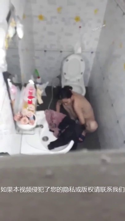 爬气窗偷窥隔壁漂亮小少妇 光屁屁洗衣服 搞卫生 身材不错 奶大逼毛浓密