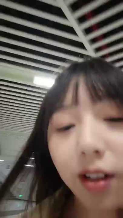 诱人的小骚牌全程露脸户外跑到公共厕所里发骚，逼逼里夹着大黑牛自慰，揉奶玩逼大黑牛摩擦