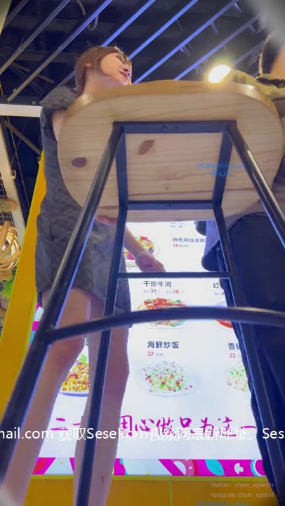 超美气质靓女 冬日短裙光腿 意外偷拍到反差脏内内 一副冷傲欠操的表情 超清