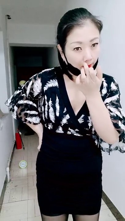 黑丝短裙骚少妇剧情演绎勾搭上门的维修工，全程露脸深喉大鸡巴，衣服都没脱就让大哥各种乱草无套蹂躏内射