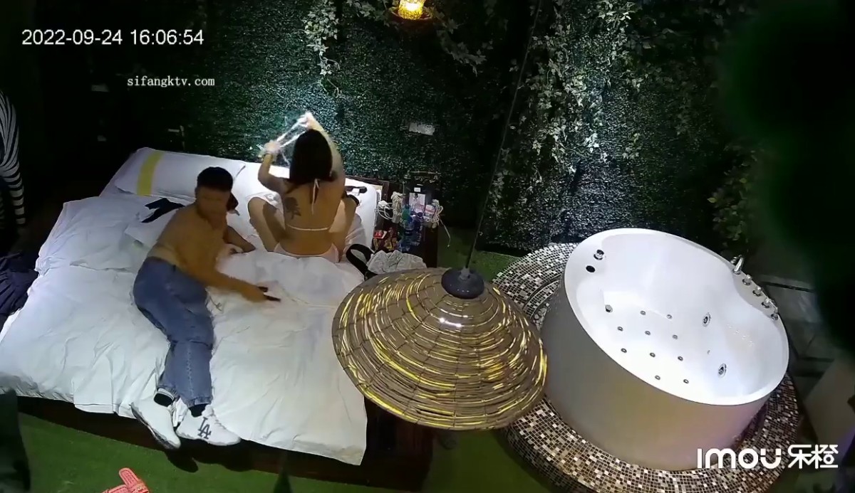 9月流出~【酒店偷拍】树叶房~边打王者边打炮~情趣诱惑4