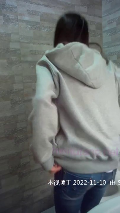 游乐场全景偷拍多位年轻的牛仔裤嫩妹 进去发现没纸了这可咋办-1 (5)