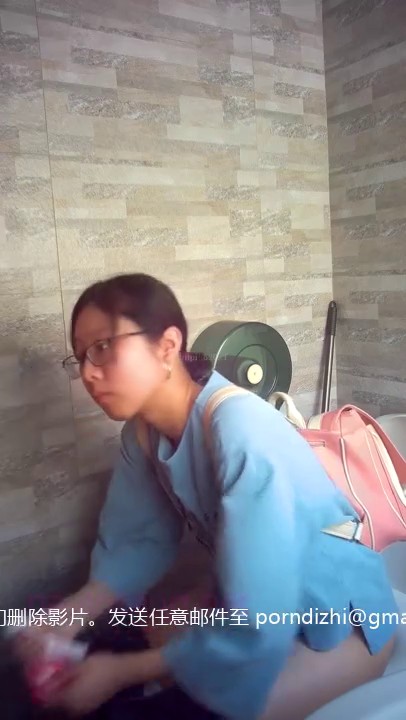 游乐场全景偷拍多位年轻的牛仔裤嫩妹 进去发现没纸了这可咋办-1 (9)