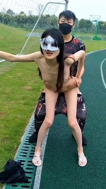 大白天在操场上操逼这胆子挺大啊 小哥哥我难受 想要 射哪里 嘴里 口爆全部吃下 对白挺逗人的 操完一身轻松 高清