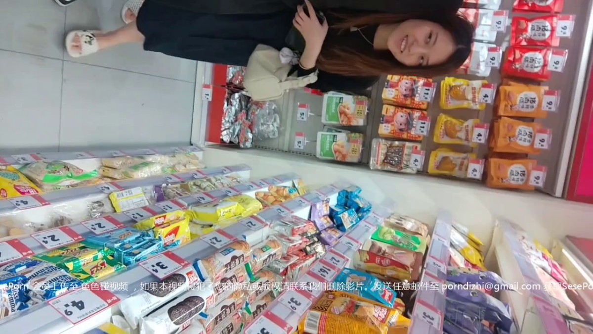 零食店抄底四美女，三长一短裙 被美女瞪两次，一次凶一次笑