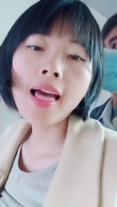 短发露脸风骚少妇跟小哥下象棋，输了脱衣服的，边下边玩奶头子给小哥口交大鸡巴，衣服都没脱完就草上了真骚