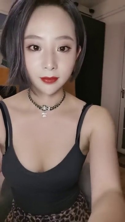 浓妆妖艳美御姐！气质超棒！豹纹包臀裙灰丝，情趣装拨开内裤掰穴，沙发上骑乘位，爆操无毛骚逼