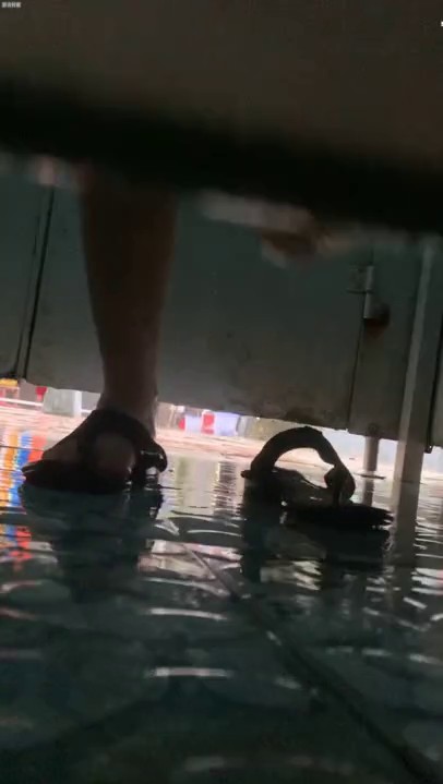 【精品TP】海边隔板浴室偷窥各种小姐姐  撒尿冲凉换衣服！被发现还继续拍2