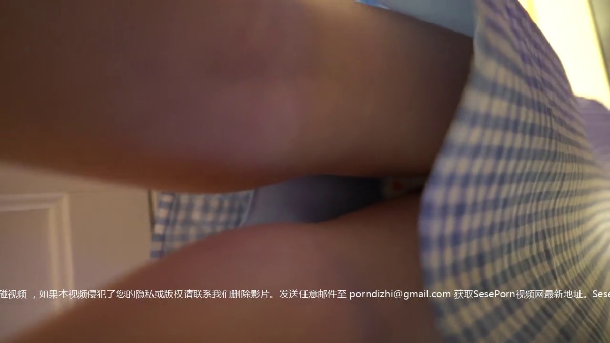 偷拍大神商场尾随偷拍美女裙底风光 美女柜台前弯腰买单半透明内裤露屁股缝