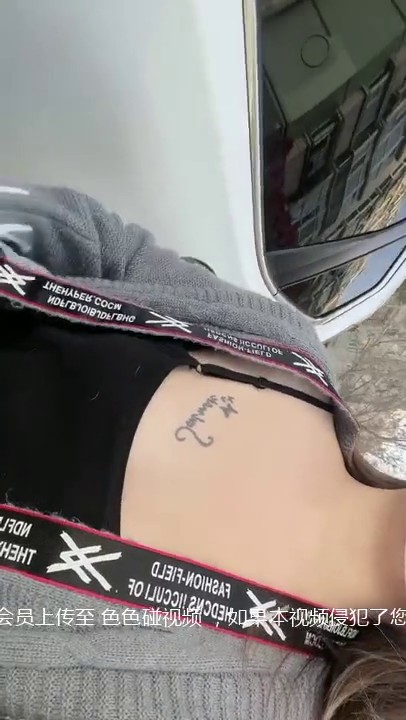 出来做核酸走的急没穿内内 人多排队尿又急 骚逼又痒怎么办 当然是找个地方就地办 总不能给尿憋死