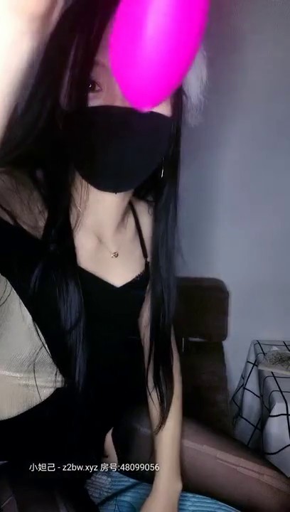 黑丝美腿大眼小姐姐，跳蛋塞进逼里 打赏震动，叮叮叮响个不停，每一次都让她酸爽不已 小腿乱蹬，受不了拉炮友干自己