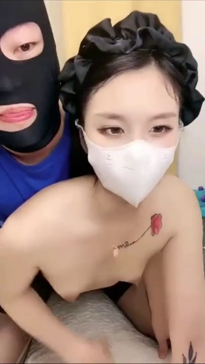 高挑黑丝长发御姐，女上位无套进出虎穴，有了感觉就带上套子，大力抽插，掰开大鲍鱼里面很粉红