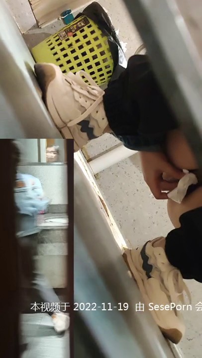 火锅店wc两个美女，准备上学的妹子毛真多