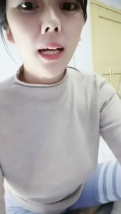 小阿姨来了全程露脸淫荡风骚，性感的大奶子还有奶水，家里有人不敢大声叫，跟狼友互动撩骚揉奶玩逼挤奶水