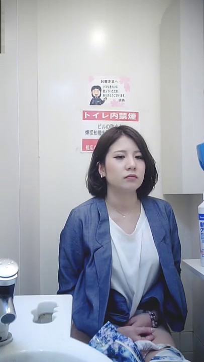 5月盗站新流美女如云高级坐厕偸拍多位精致气质美眉方便西服和牛仔服妹子的阴毛超级性感真靓啊