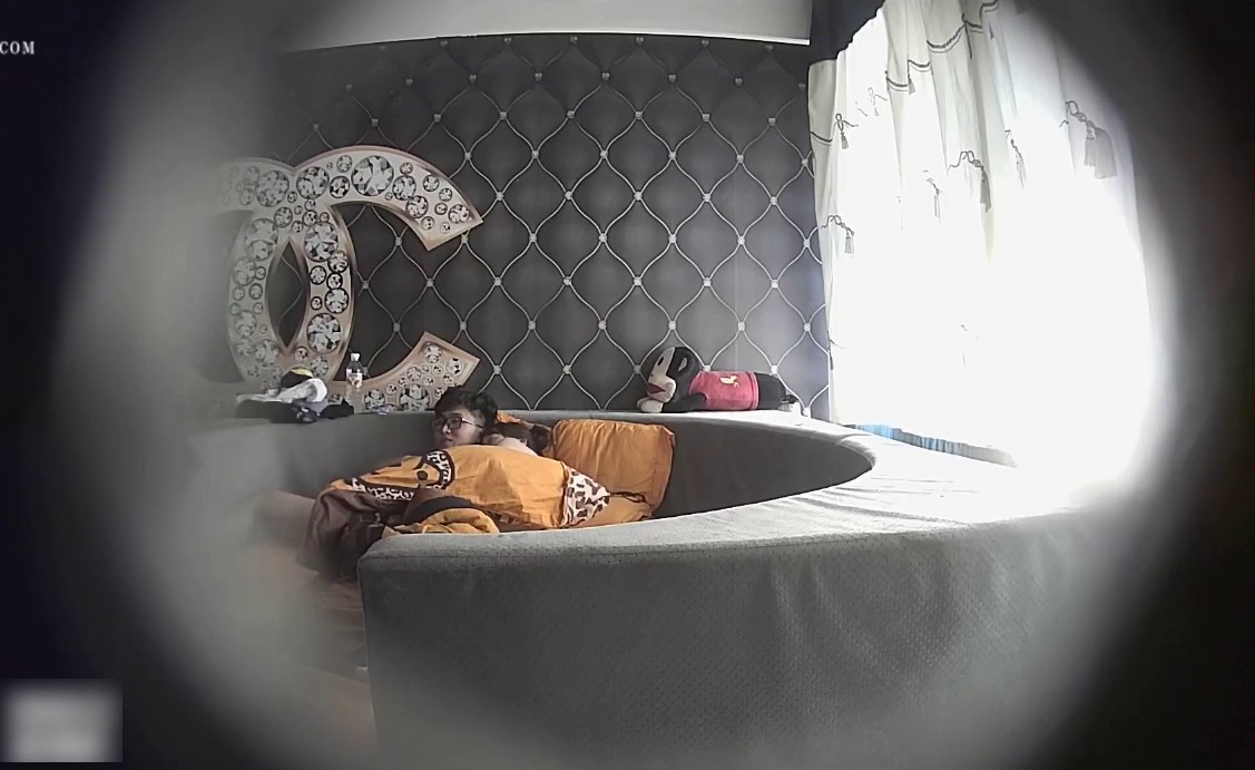 技校旁边的宾馆享受嫩嫩小女生的风情肉体，白皙软软揉捏滋味狠美味亲吻吸吮分开双腿耸动摩擦哦哦娇吟【水印】