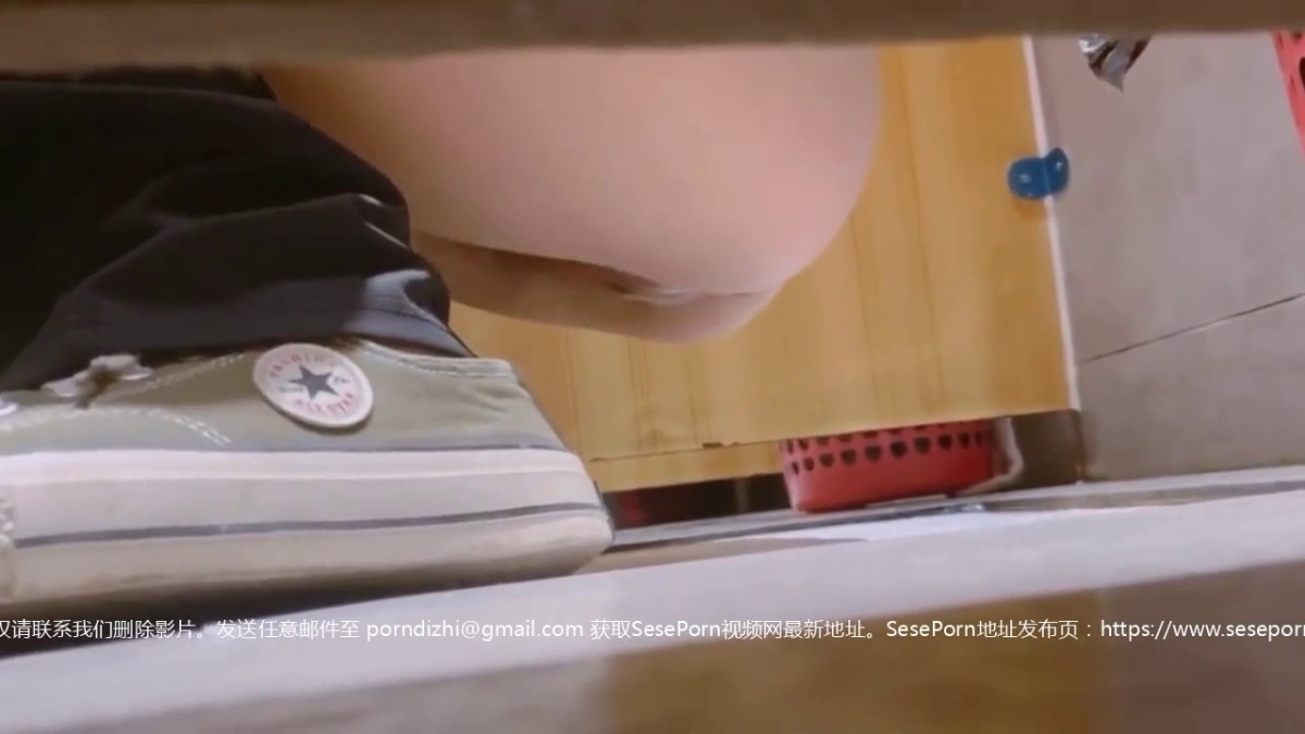 偷窥小美眉 厕所尿尿完 逼逼痒 不停用手撸 貌似不过瘾 忍不住用手指插小穴