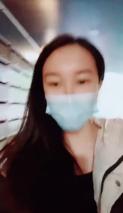 风骚少妇户外活动，漏出骚奶子差点被路人发现好刺激，在楼顶上拿大爷开心，花盆里尿尿背着大爷漏出奶子玩逼