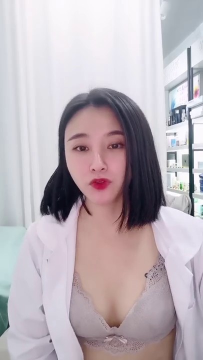 美容院上班的小宝贝颜值不错，深夜一个人在店里自慰，揉奶子自慰骚穴呻吟，特写展示，听狼友指挥不要错过