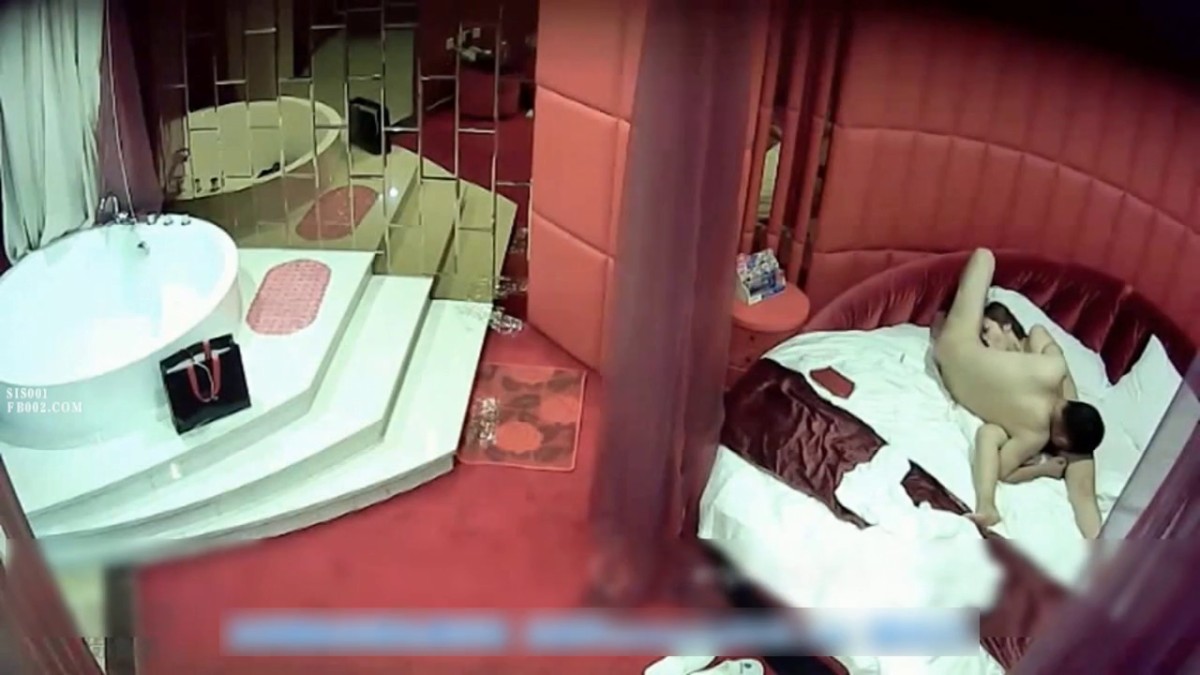 这个少妇的身材气质真不错，白白嫩嫩丰腴大长腿，情趣酒店氛围到位，抱着叉开双腿啪啪奋力冲刺嗷嗷浪吟