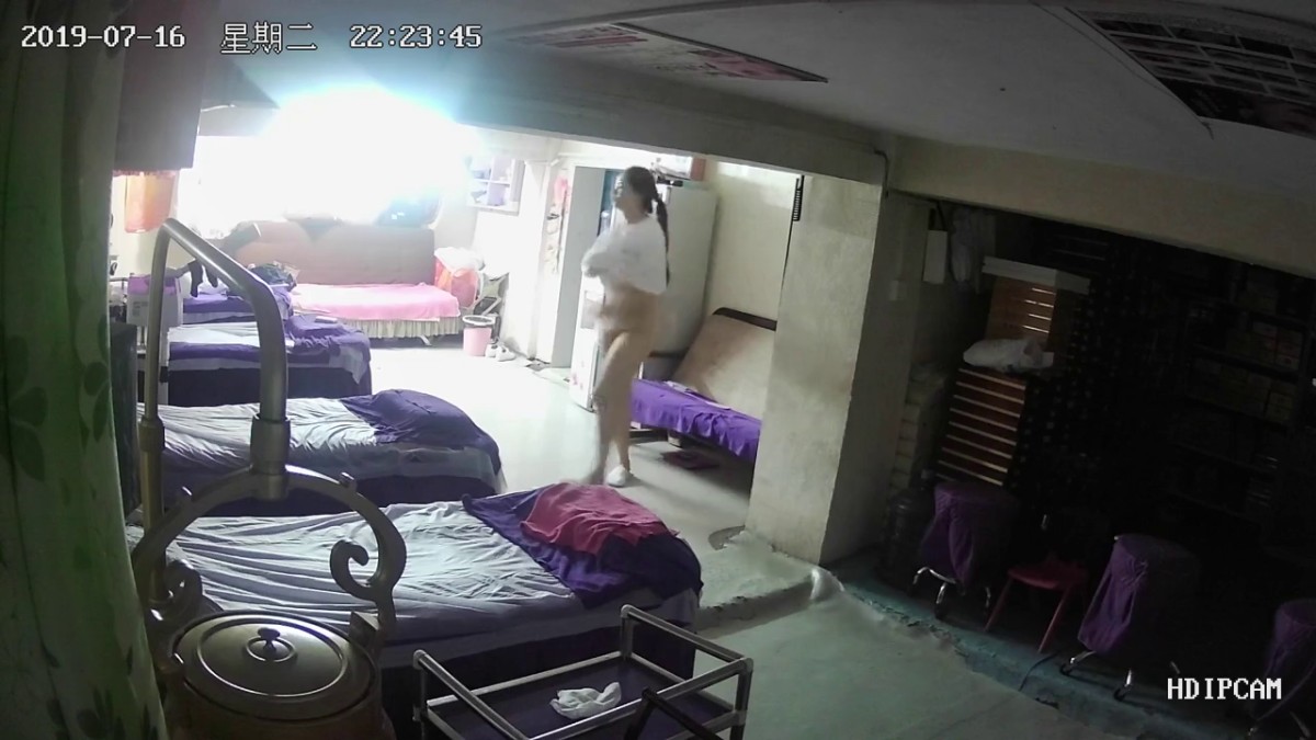 七月最新流出某养生馆美容院监控摄像头被黑不少妹子少妇的春光外泄有几个靓妹不错