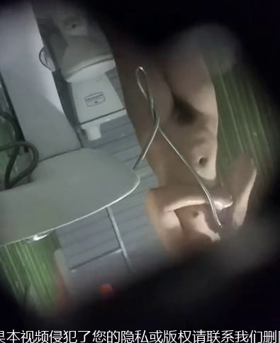 女生宿舍窗外偷拍宿舍6个女生洗澡-4号女生