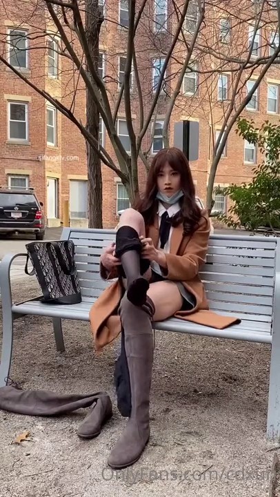 艺高人胆大-Cd小薰- 小区楼下，脱丝袜玩小鸟，包裹的小鸟放出来透