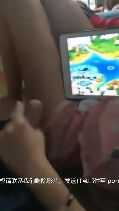 旁边睡着两个闺蜜 这货让女友给他打飞机 还出了不少货 貌似最边上的妹子没有睡着