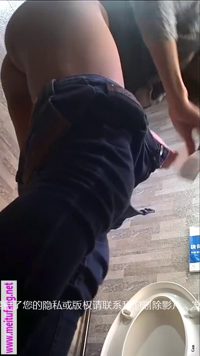 【厕拍精品】游乐场女厕刁钻角度偷拍9位年轻貌美的少妇各种美鲍-1 (7)