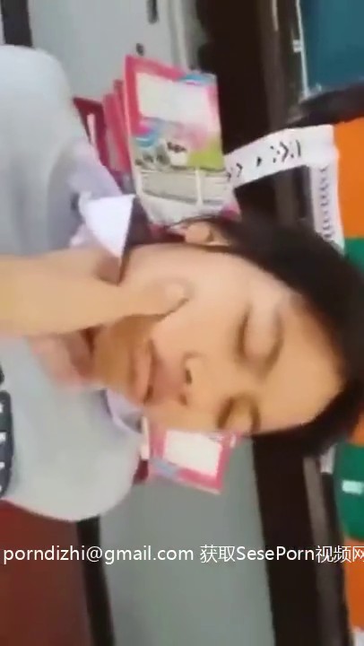 中午在学校办公室偷情 外面还有许多孩子吵闹声 不敢叫 临时找个套套太小了