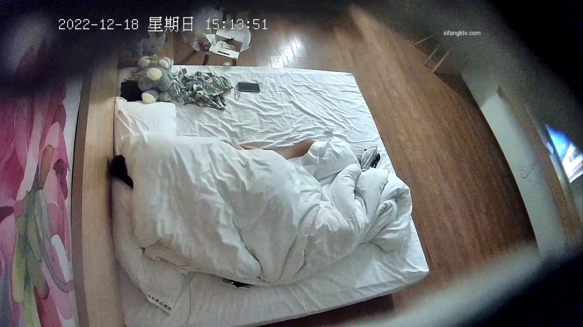 2022-12-18新流出酒店偷拍 年轻情侣下午开房看剧中途来个快餐干一炮