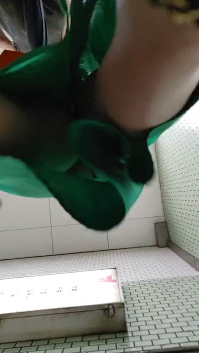 牛逼大神地铁跟拍制服妹子抄底 绿裙御姐的丰臀太紧绷 都看不到内内了 高清-1