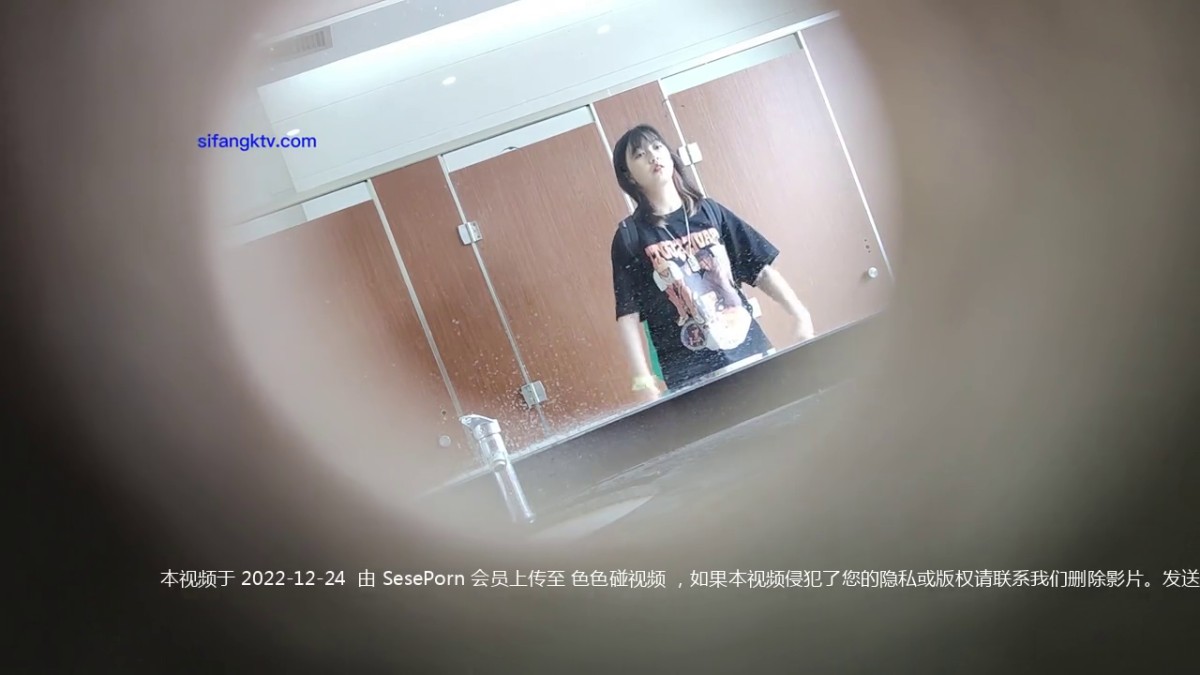 商场女厕全景偷拍黑色T恤妹子的极品无毛小嫩B