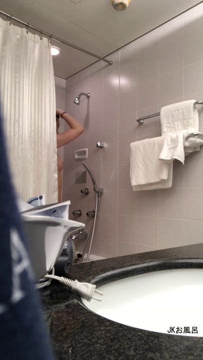 猥琐房东单身公寓卫生间多点位安装针孔 偸拍一位清纯美少女嫩妹洗澡