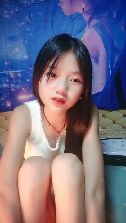 极品尤物00后嫩妹！甜美系邻家妹妹型！一线天馒头肥穴，掰穴振动棒抽插