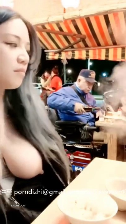 漂亮大奶美女 吃着火锅 露出一对大奶子 旁边大爷貌似看到了 不过人家也是见过大世面的