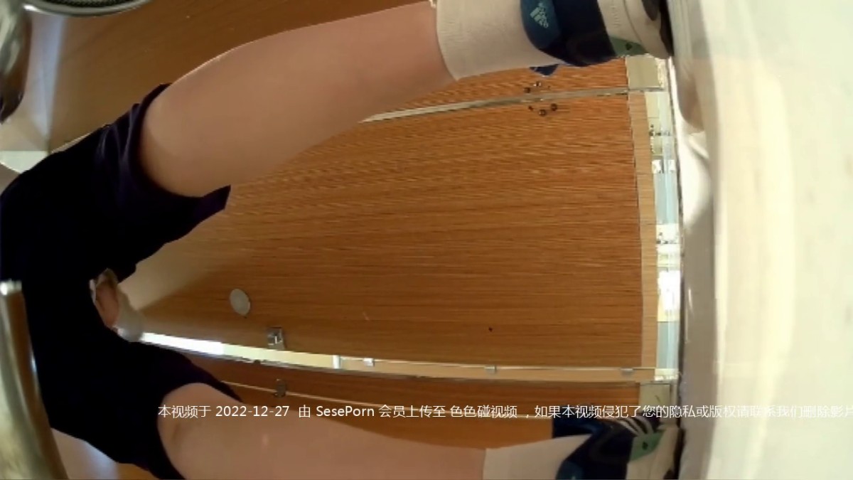 商场女厕蹲守运动装红内裤校花 两片鲜红穴肉被尿液缓慢冲开撑大